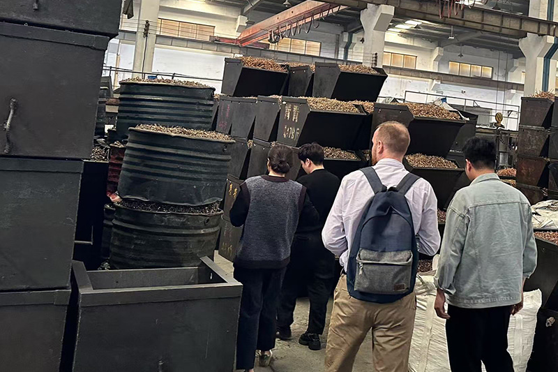 I clienti vengono a visitare la fabbrica